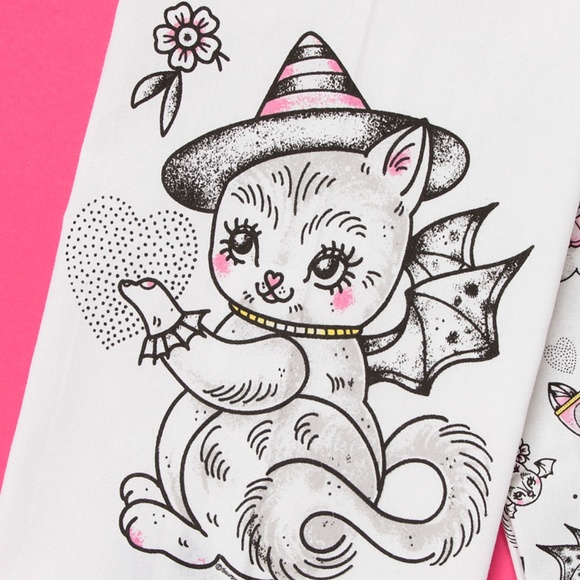 Sourpuss Batty Witch Winged Cat Teapot Hearts Bats Teacups Kitchen Towel 2pc Set - Picture 4 of 5